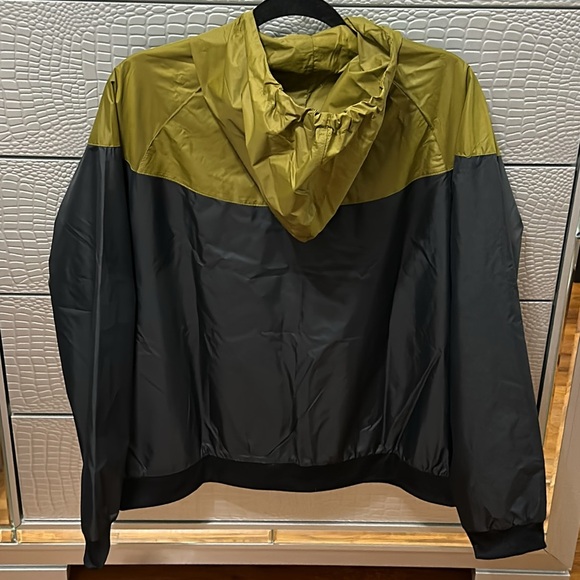 Nike Women’s Jacket Black/Olive Green (L) - Picture 8 of 15